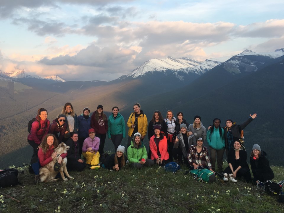GetOutside-Summer-Solstice-Group-Women-Lookout-Mountains-Sunset-Hike