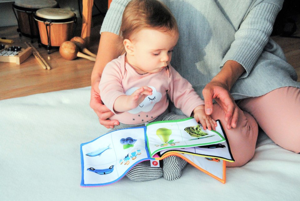 child_mother_reading