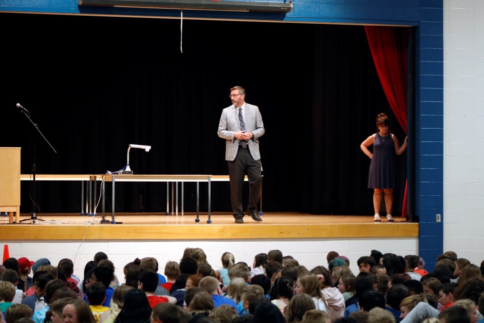 Students at Muriel Clayton School had the opportunity to view a 25-year-old time capsule June 13. 
The ceremony was led by the school's current principal Jeff Smith and the principal from 1994, Joan Bailey.
Photo by Nathan Woolridge/Rocky View Publishing