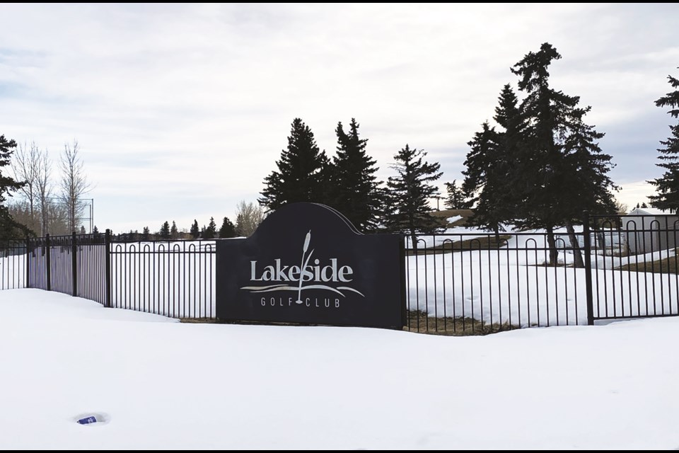 Chestermere residents are still in opposition to a development company's intentions to rezone the Lakeside Greens Golf Course and convert it into a residential neighbourhood.