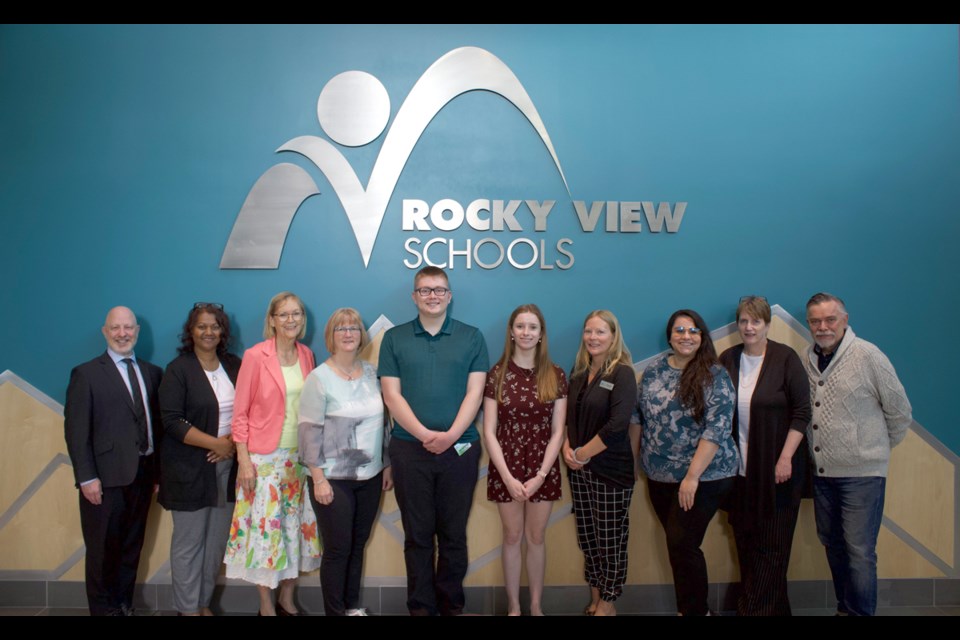 Six RVS students achieved 100 per cent scores on one of their diploma exams this year. As a result, they were recognized by the RVS trustees at their latest board meeting.