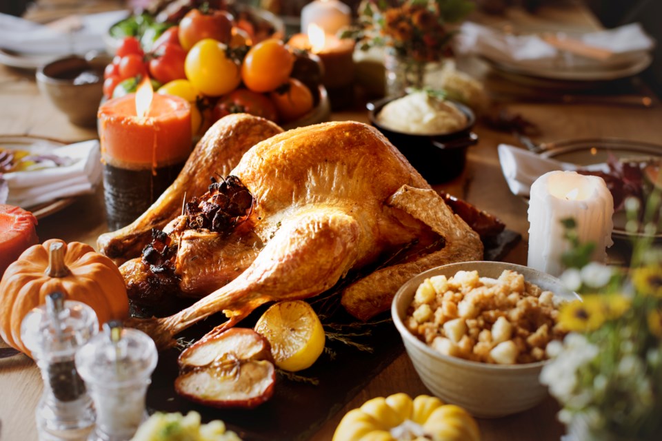 roasted-turkey-thanksgiving-table-setting-concept-P88BNBY2