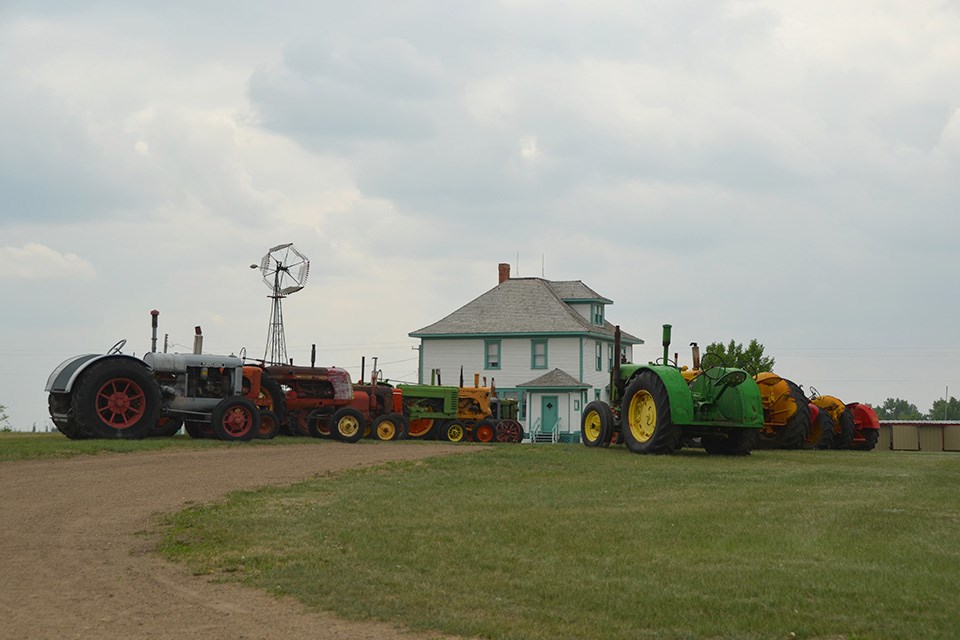 2023-tractors-long-house-in-background-ds-2
