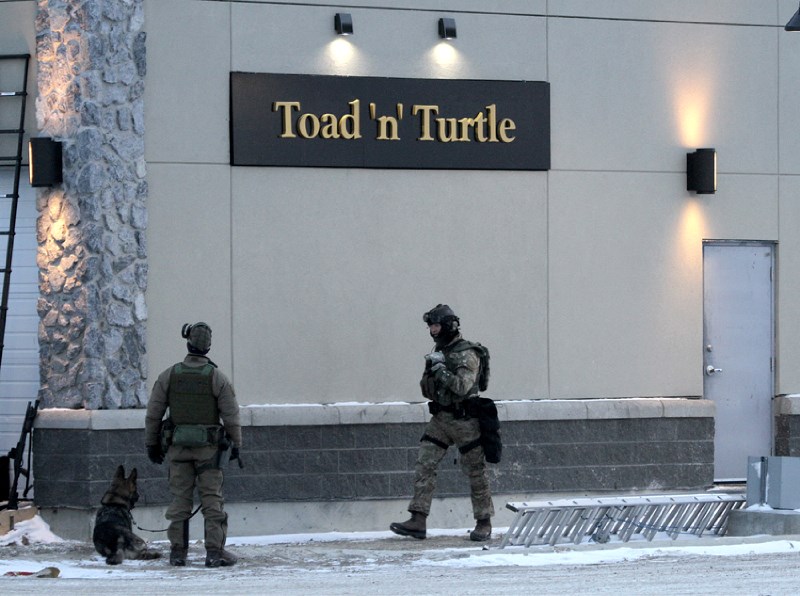 Officers surrounding the Toad &#8216;n&#8217; Turtle Pubhouse &#038; Grill afer two men fleeing from police climbed onto the roof of the building, Jan. 12.
