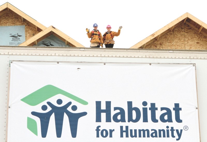 Habitat for Humanity will begin building two new triplexes in the southwest Ravenswood community in 2016.