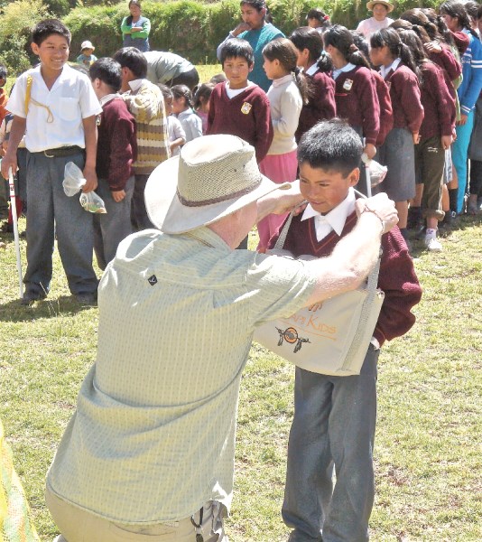 The first satchel in the 2010 Kimmapii Kids campaign is personally delivered by Nicholas Jones at Pisac School in Peru. The campaign took place in May.