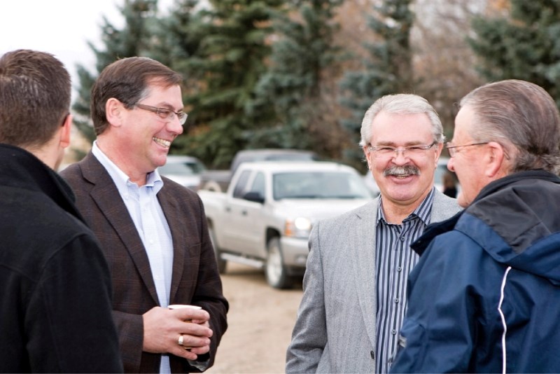 Federal Agriculture Minister Gerry Ritz (right) and Crowfoot MP Kevin Sorenson (left) speak with producers at Matt Sawyer&#8217;s farm near Acme, Oct. 17. Ritz unveiled his