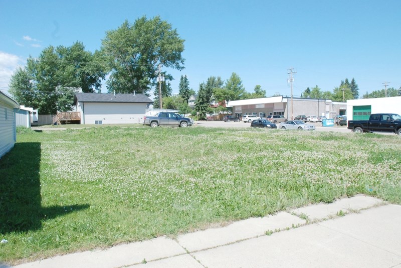 Steel Design and Fabricators Ltd. was issued an Environmental Protection Order by the Alberta government for two abandoned lots on Railway Street in Crossfield. Under the