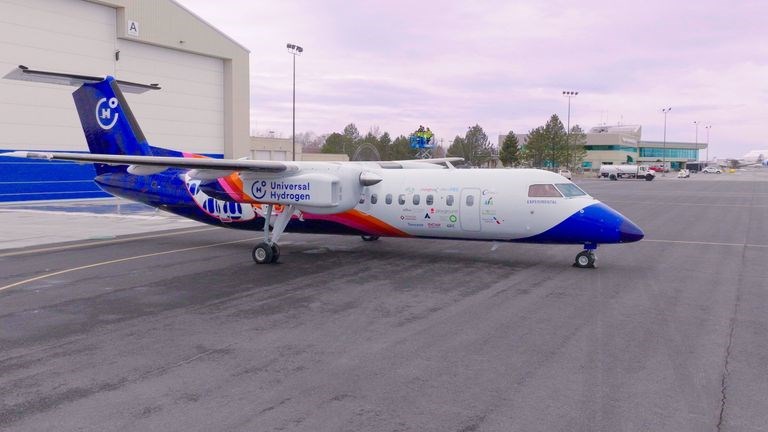universal_hydrogen_dash_8-taxi_test_164900