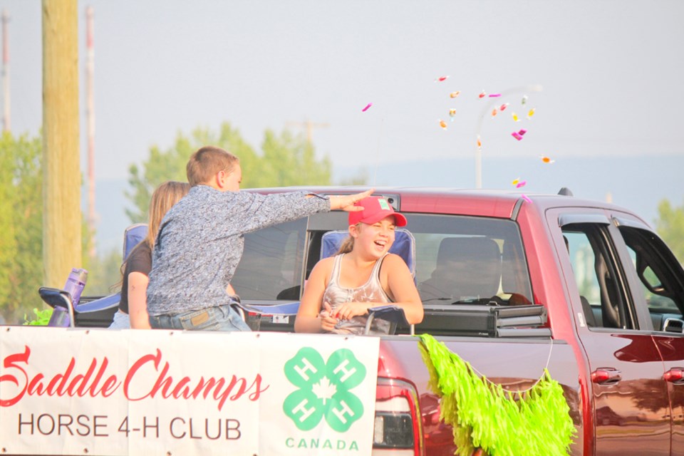 Paraders got their gold Friday night in Taylor as the 2022 Gold Panning Championships got underway.