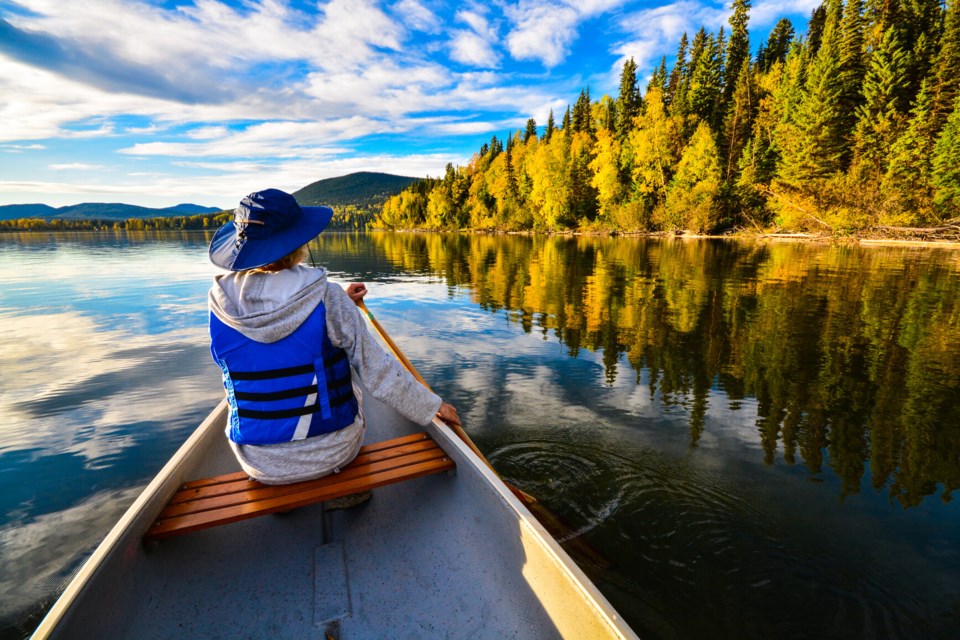 A paddle at the canoe circuit in Bowron Lakes. 