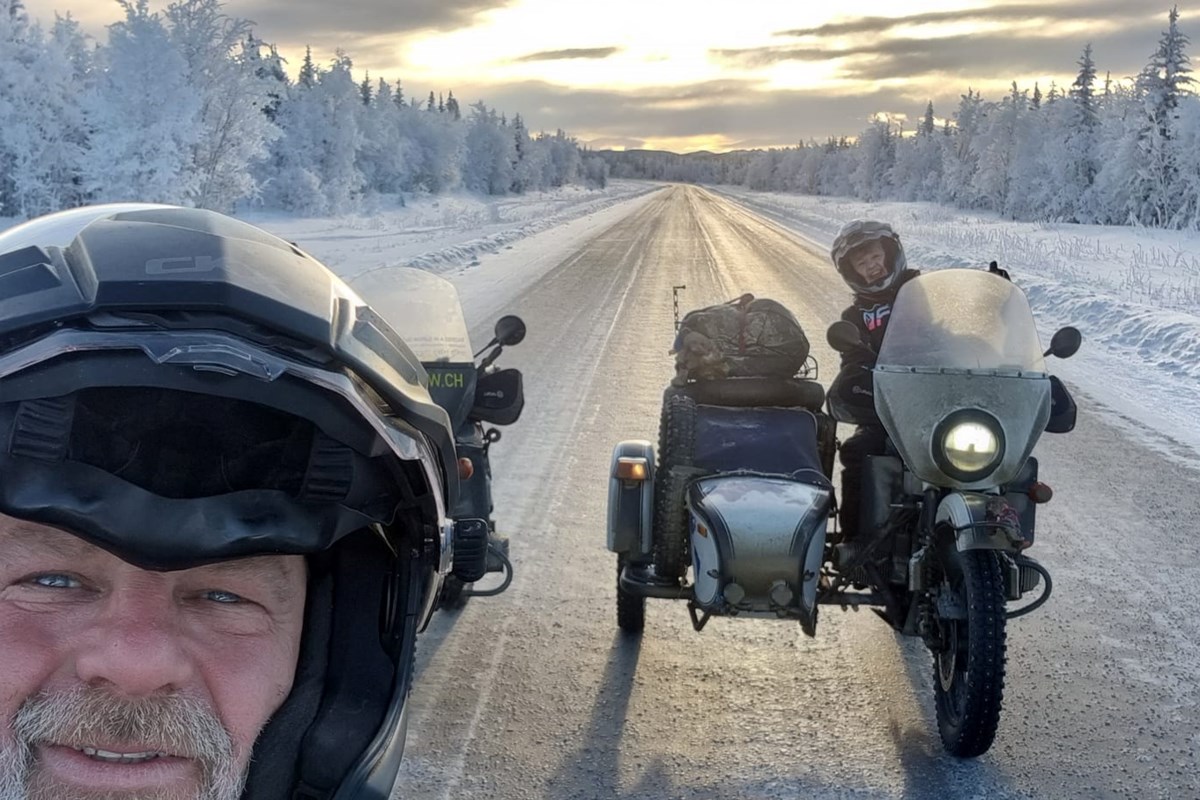 Trzy koła nad autostradą na Alasce