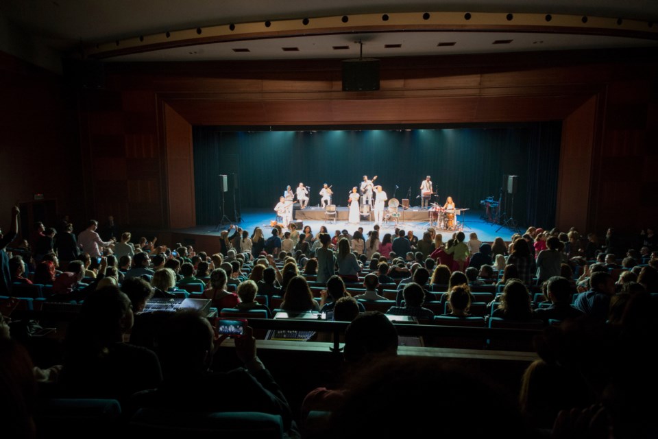 auditorium-concert-audience-stage-orchestra-convention-89699-pxherecom