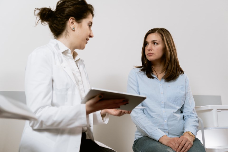 doctor-with-female-patient