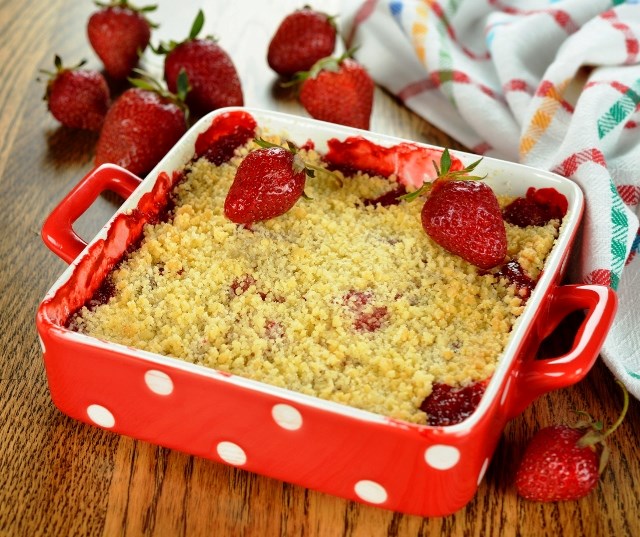 Strawberry crumble is easy to make