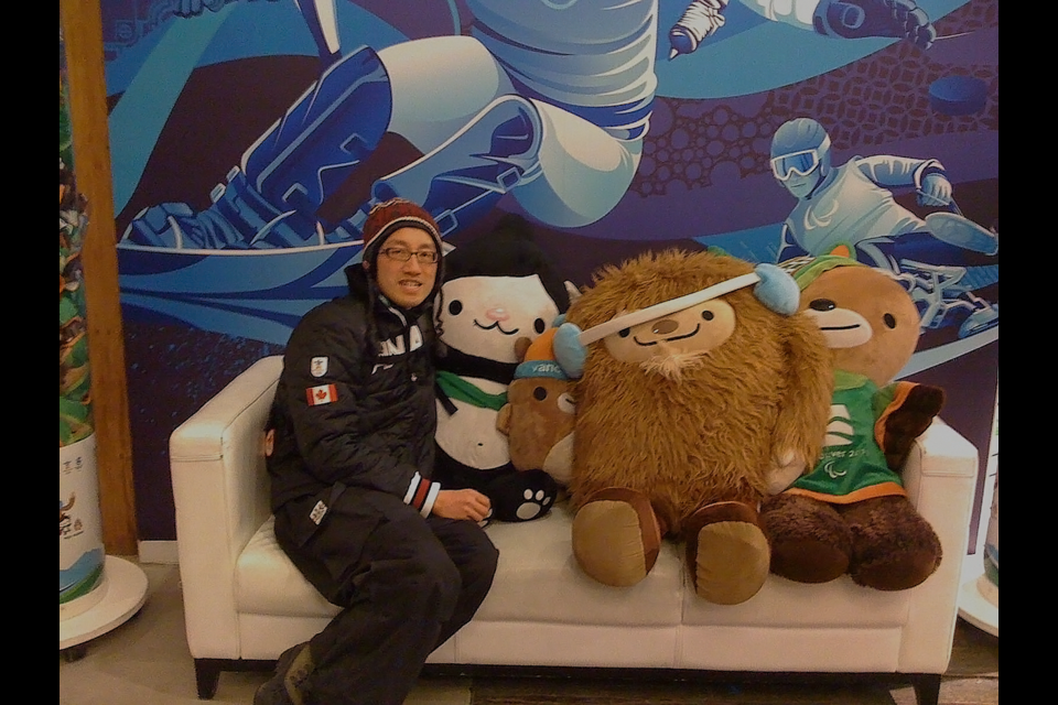 Victor Lun with mascots from the Vancouver 2010 Winter Games. Photo UCalgary