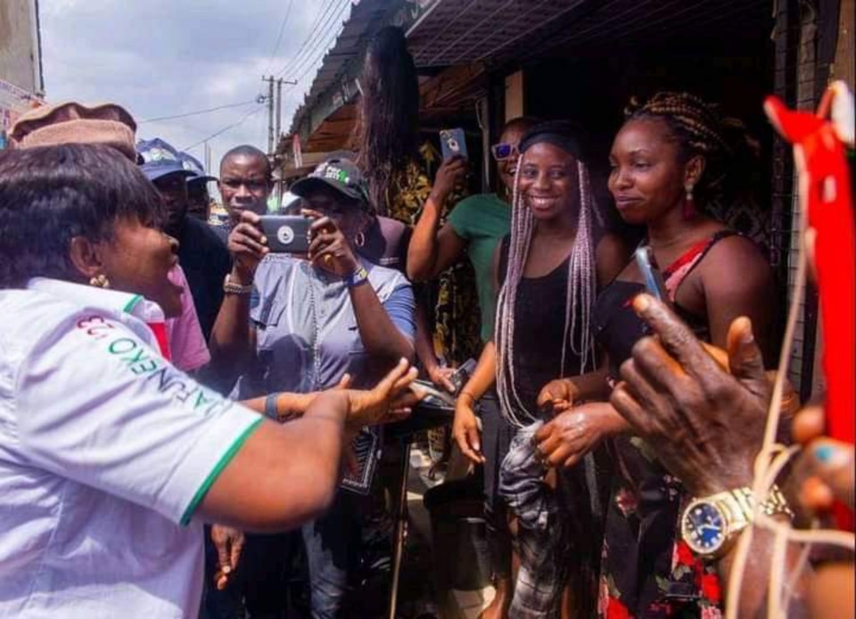 funke-akindele-interacting-with-traders-in-the-market