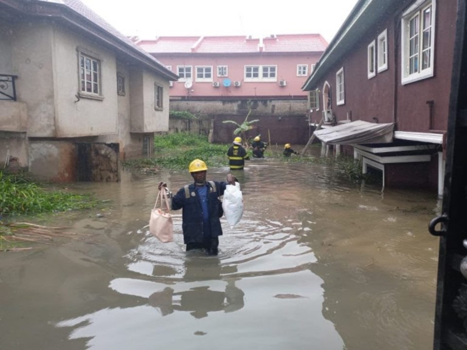 HEAVY DOWNPOUR: NEMA rescues nine people from sinking building in Ikeja, Lagos (PHOTOS) - AlimoshoToday.com