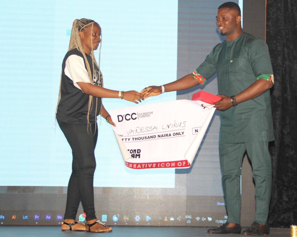 MD/CEO of Ilu Oba International presenting Vanessa Livinus cash award of 50,000 