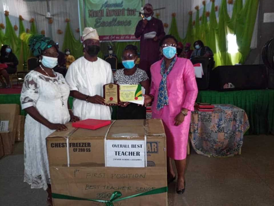 Oke Odo  Senior High School teachers emerges best at Lagos District 1teacher's merit award