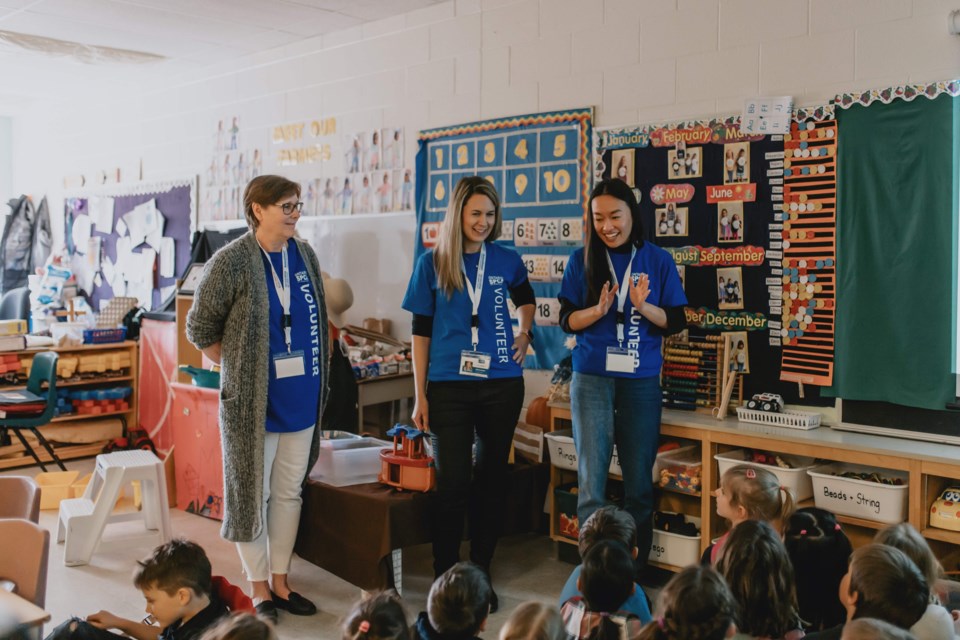 AnimalSmart volunteers chat with a class.