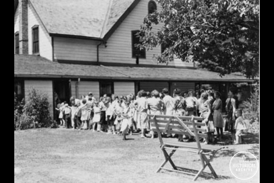 Line-up for dinner at Gables House turned camp cook house, 1915. Photo courtesy of Barrie Historical Archive.