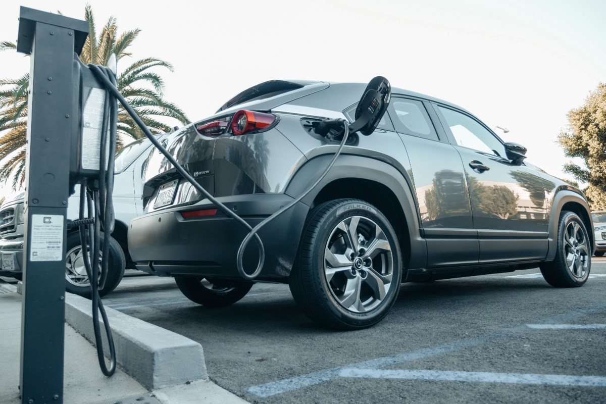 Concejales quieren más estaciones de carga para autos eléctricos