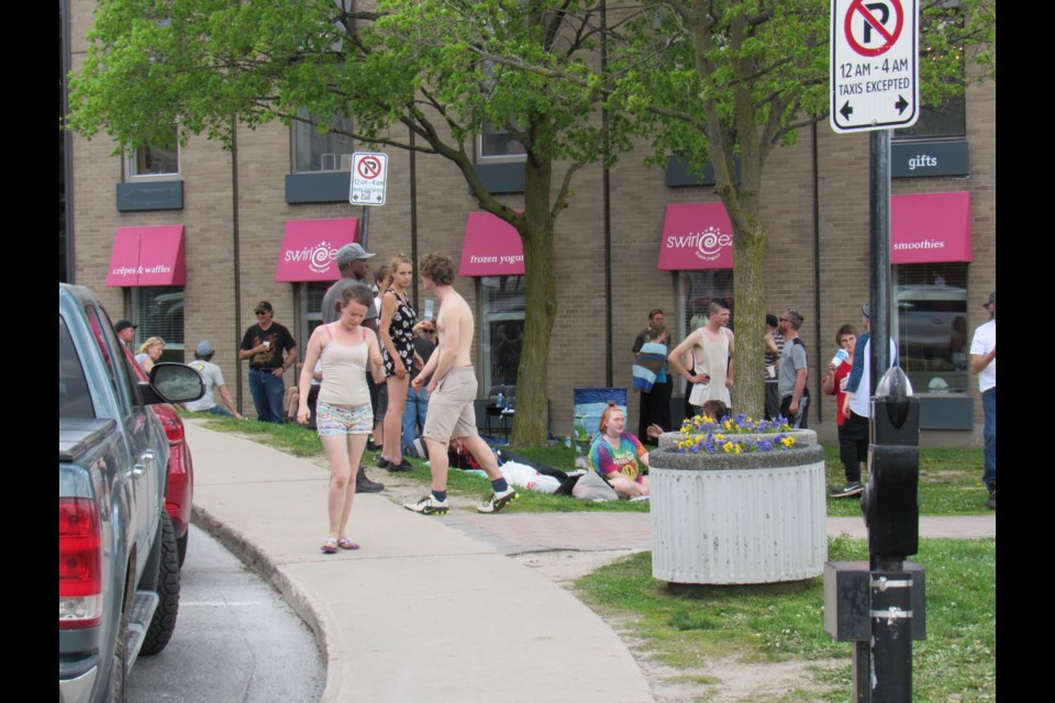 Friends Gather Downtown Give Out Free Food Haircuts 4