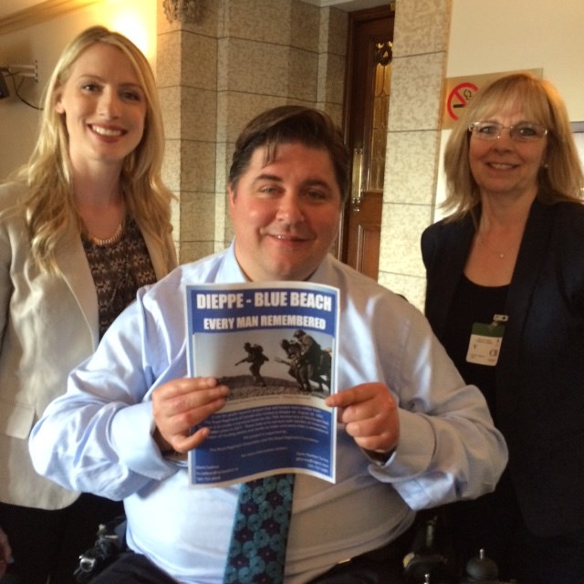 Photo Minister of Veteran's Affairs Hehr,  Jayne Poolton-Turvey and daughter Nicole 