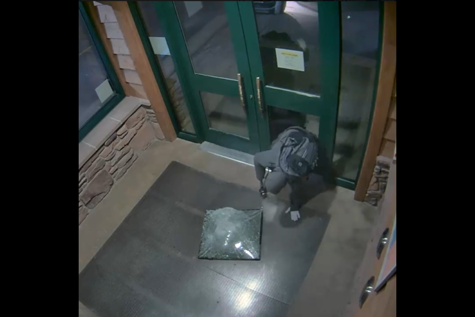 Suspects Use Hammers To Smash Glass Door At Cabela S Barrietoday Com