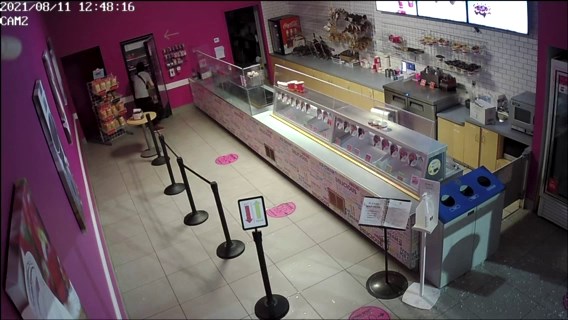 Barrie Police are asking for the public’s help in identifying a break-and-enter suspect who damaged a plate glass window at the Marble Slab Creamery in Barrie on Aug. 11.