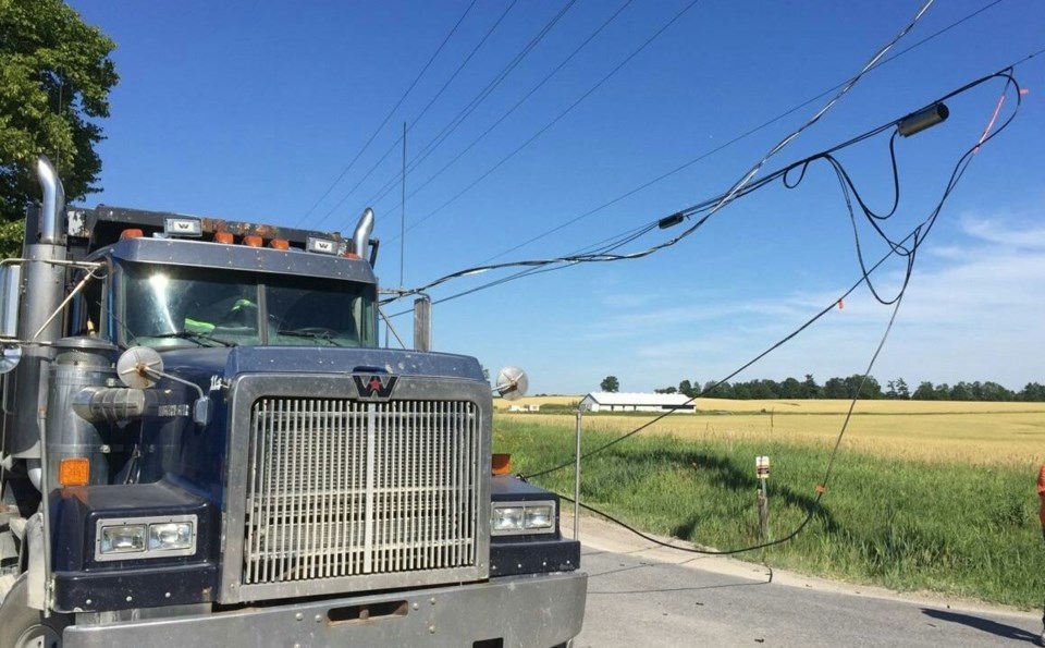2016-07-04 Dump Truck wires Barrie