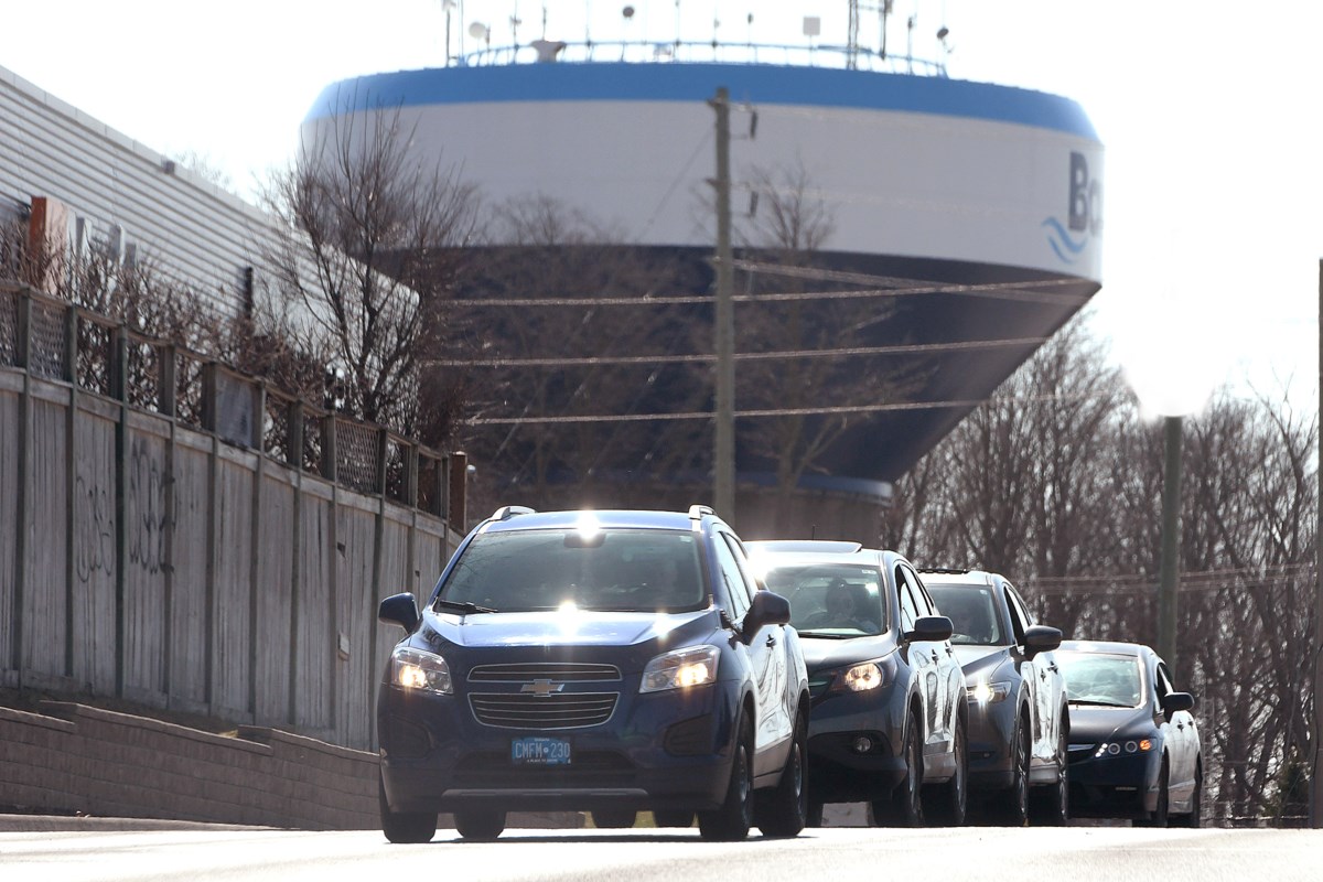 Photo of Les noms militaires et commerciaux sont courants sur les routes principales et les rues secondaires à l’extrémité nord de Bari