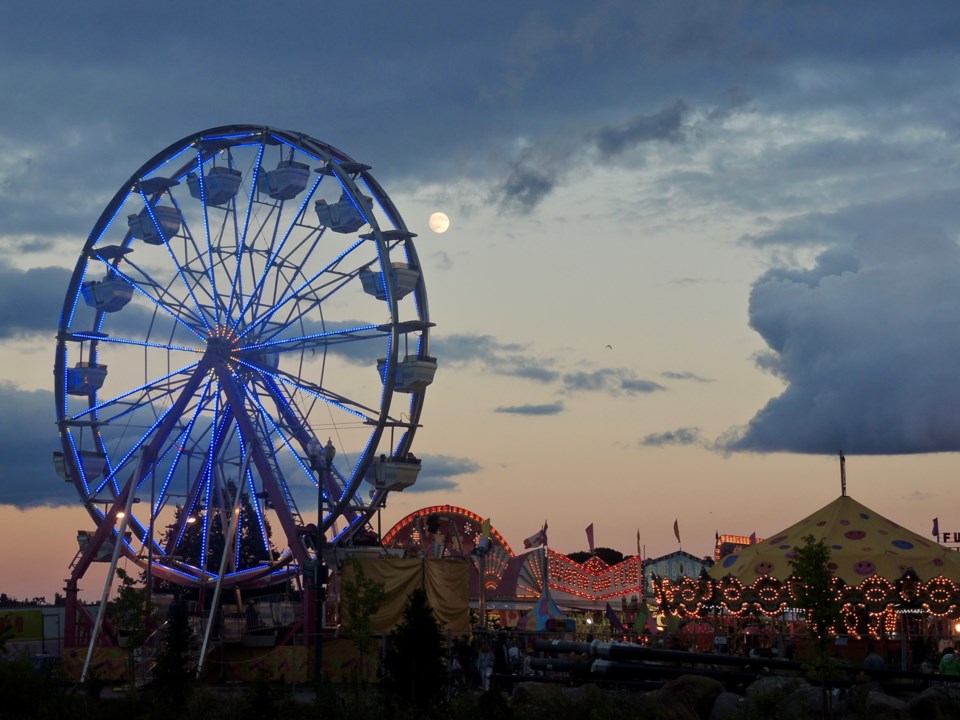 Kempenfest midway at night