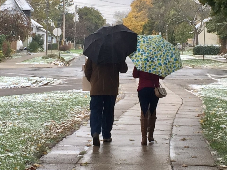 snow couple umbrella 