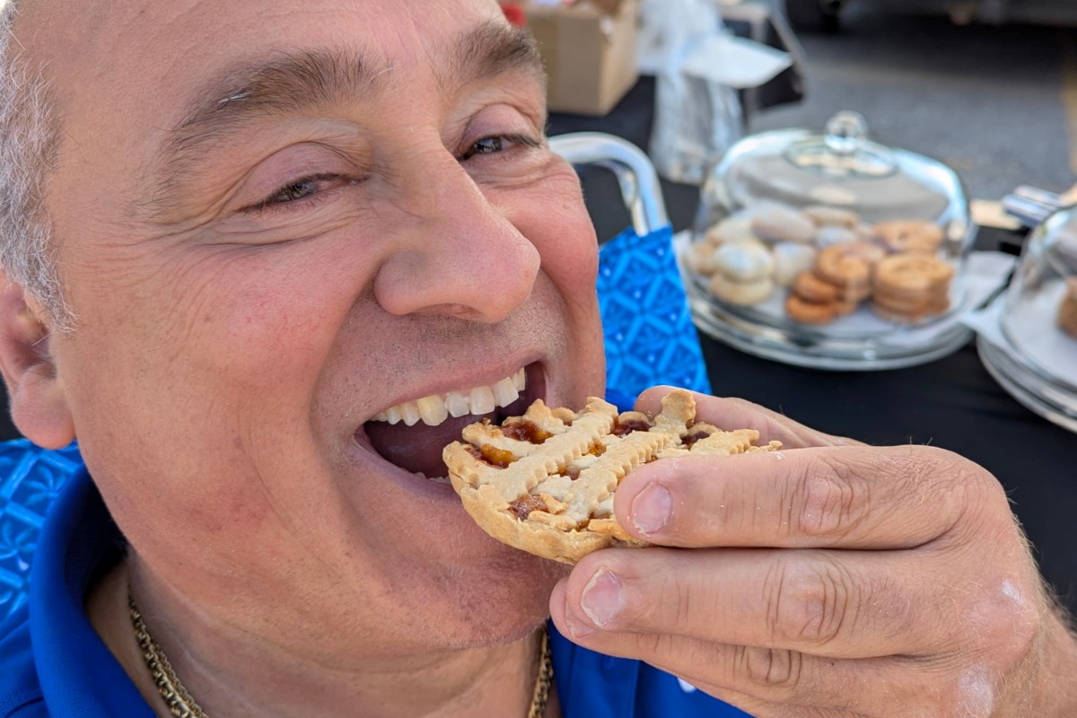 Italian cookie maker makes market-goers an offer they can't resist