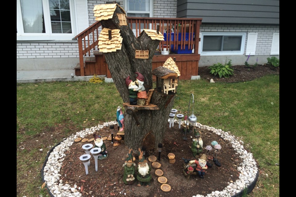 Turning a tree stump into a magical piece of art 
