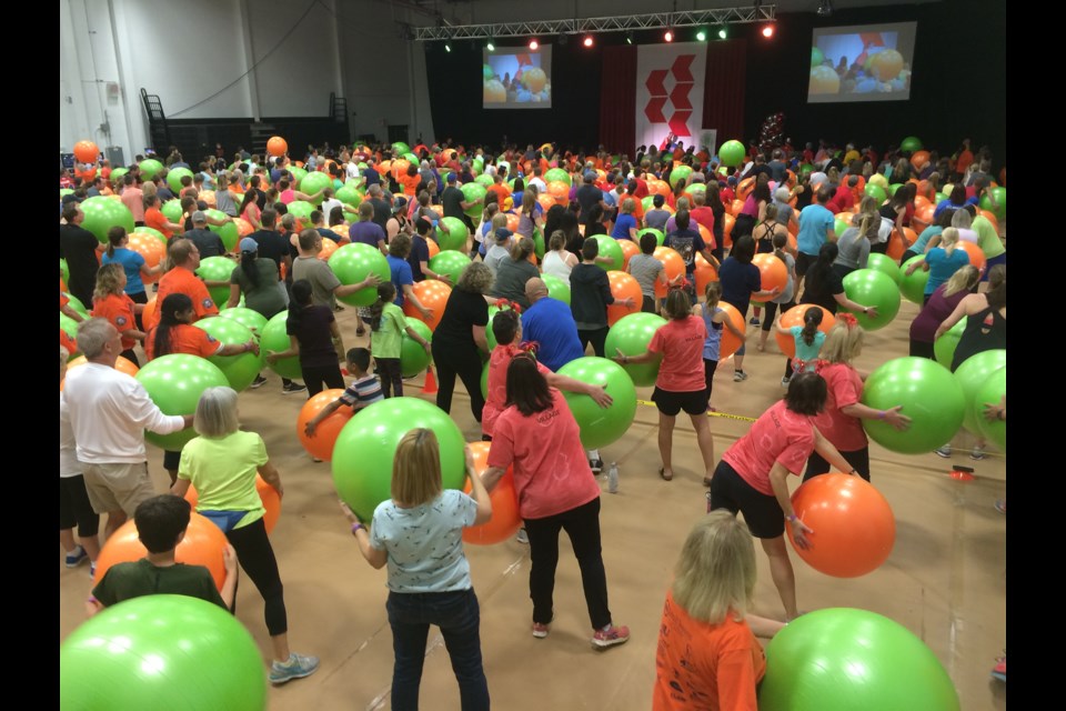 500 people gathered in North Bay to try and set Guinness World Record for largest exercise ball class