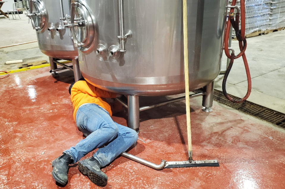 2021 crop-new ontario brewing Head brewer-distiller installing critical equipment(1)