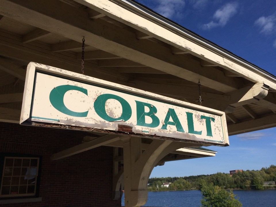 20171130 cobalt sign on railway station turl