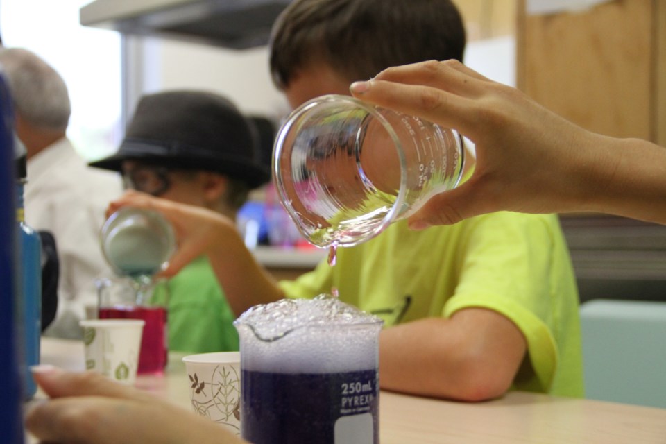 Science North experiment shows the difference between an acid and a base.  Photo by Chris Dawson/BayToday.ca. 