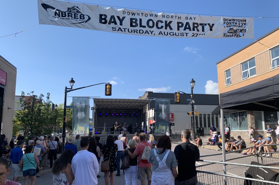 20220829 bay block party sign and band turl
