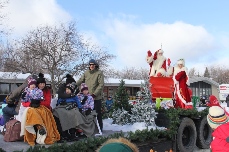 20221120-north-bay-santa-parade-3-santa-w-floats-turl