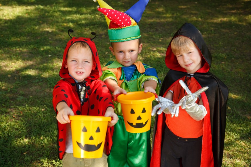 halloween trick or treaters AdobeStock_87355945 2017