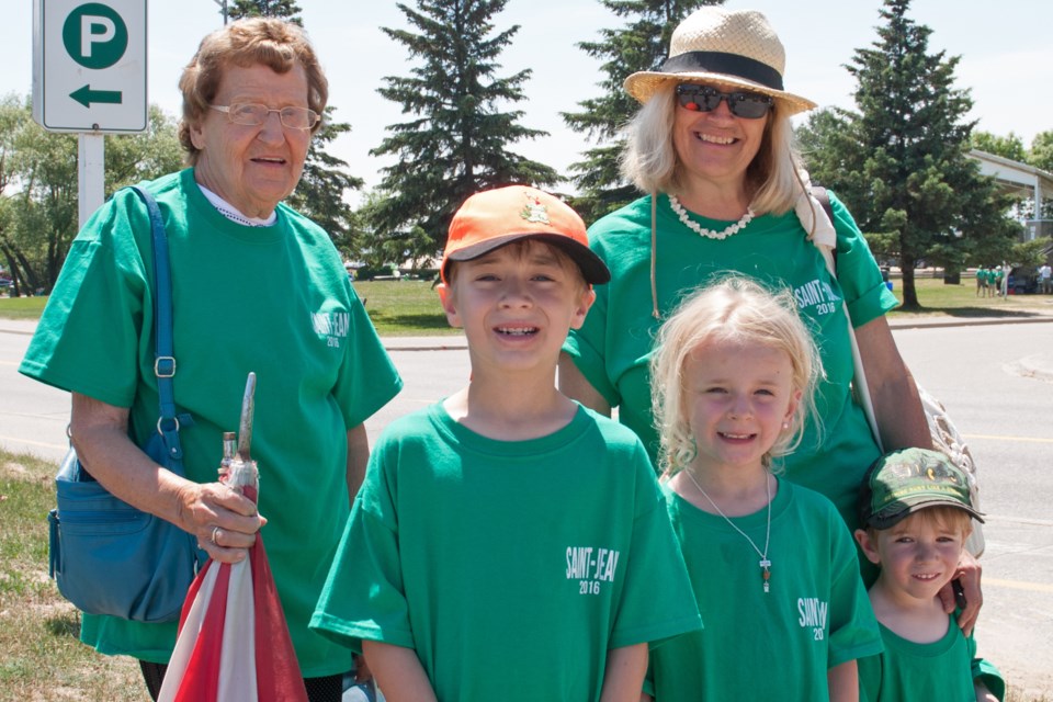 Isabelle Williams, Michelle St-Onge, Julien Rochefort, (7 yrs), Andrea Rochefort (5 yrs), and Jase Rochefort (3 yrs). 