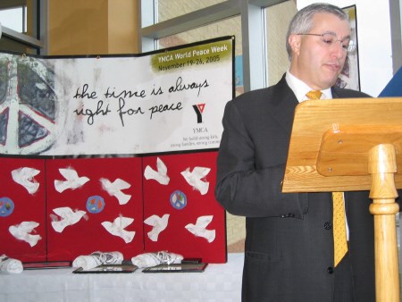 <b>North Bay Mayor Vic Fedeli proclaims Peace Week for the city.Photo by Phil Novak, BayToday.ca.</b>