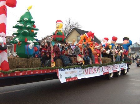 <b>This float by the Knights of Columbus was one of the winners in this year's Santa Claus parade. Photo by Chris Dawson, BayToday.ca.</b>