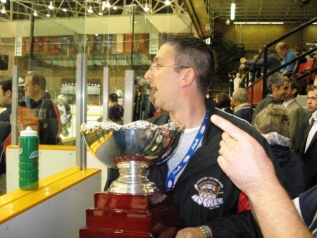 <strong>Chris Dawson with the Hockeyville trophy</strong>