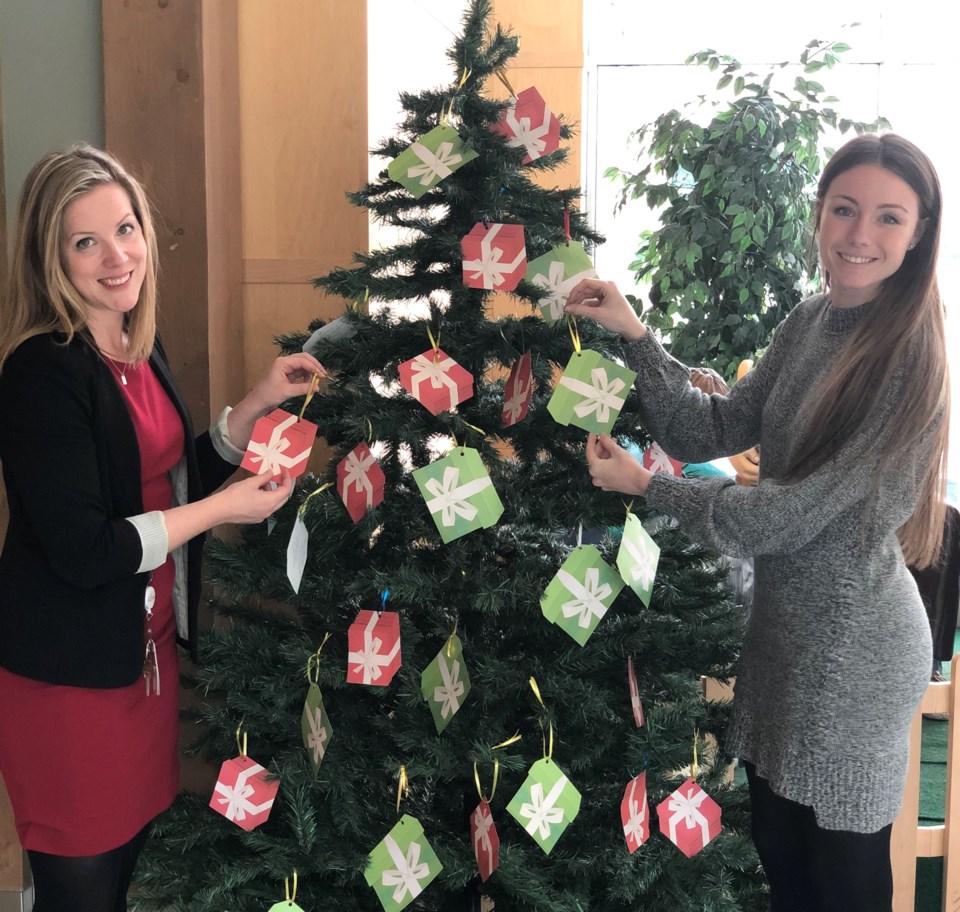 2018 Xmas at the Hospital gift tag tree