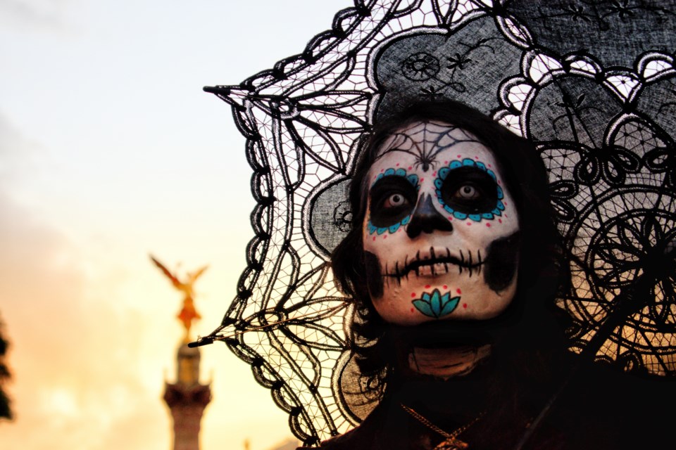 halloween contact lenses salvador-altamirano-439901-unsplash